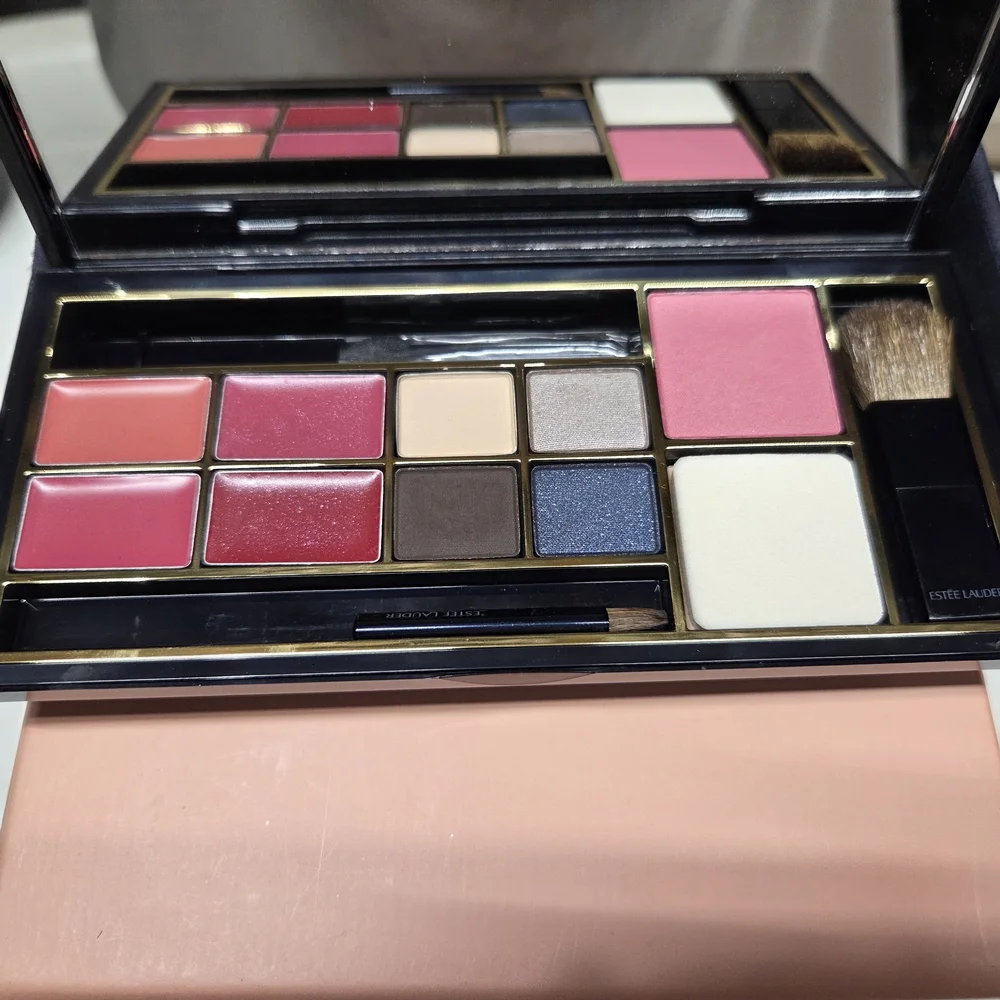 Estee Lauder Pink & Neutral Makeup Palette - Blush, Eyeshadows & Lip Shades - Picture 1 of 6